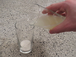 schenk het mengsel uit het ene glas bij het bakpoeder in het andere glas