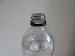 leg de ring op de fles met water