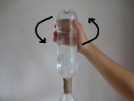 draai het water in de bovenste fles rond