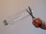 knip de bodem van de plastic fles af