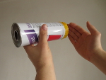 geef een tikje met je hand tegen het plastic