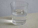vul het glas voor de helft met water