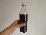 drink een beetje cola uit de fles