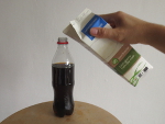schenk heel rustig een beetje melk in de fles cola