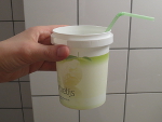 zet het rietje schuin in de beker