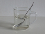 vul het glas tot de helft met heet water uit de kraan