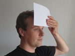 houd het papier tegen je voorhoofd