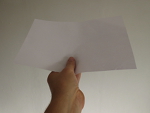 houd het ene vel papier horizontaal in je ene hand
