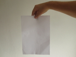 houd het andere vel papier verticaal in je andere hand