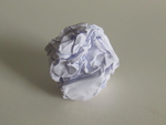 maak van het ene vel papier een ronde prop