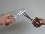 knip de onderkant van de fles af