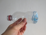 plak het plastic rondje met plakband over de opengeknipte kant van de fles