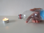 houd de afgeknipte fles met de opening naar het waxinelichtje