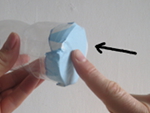 tik met je vinger tegen het plastic rondje