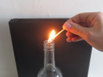 vraag de volwassene om de brandende lucifer in de fles te doen